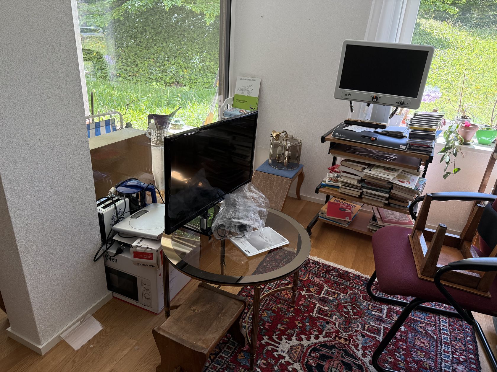 Wohnzimmer vor einer Räumung mit Möbeln und Elektronik
