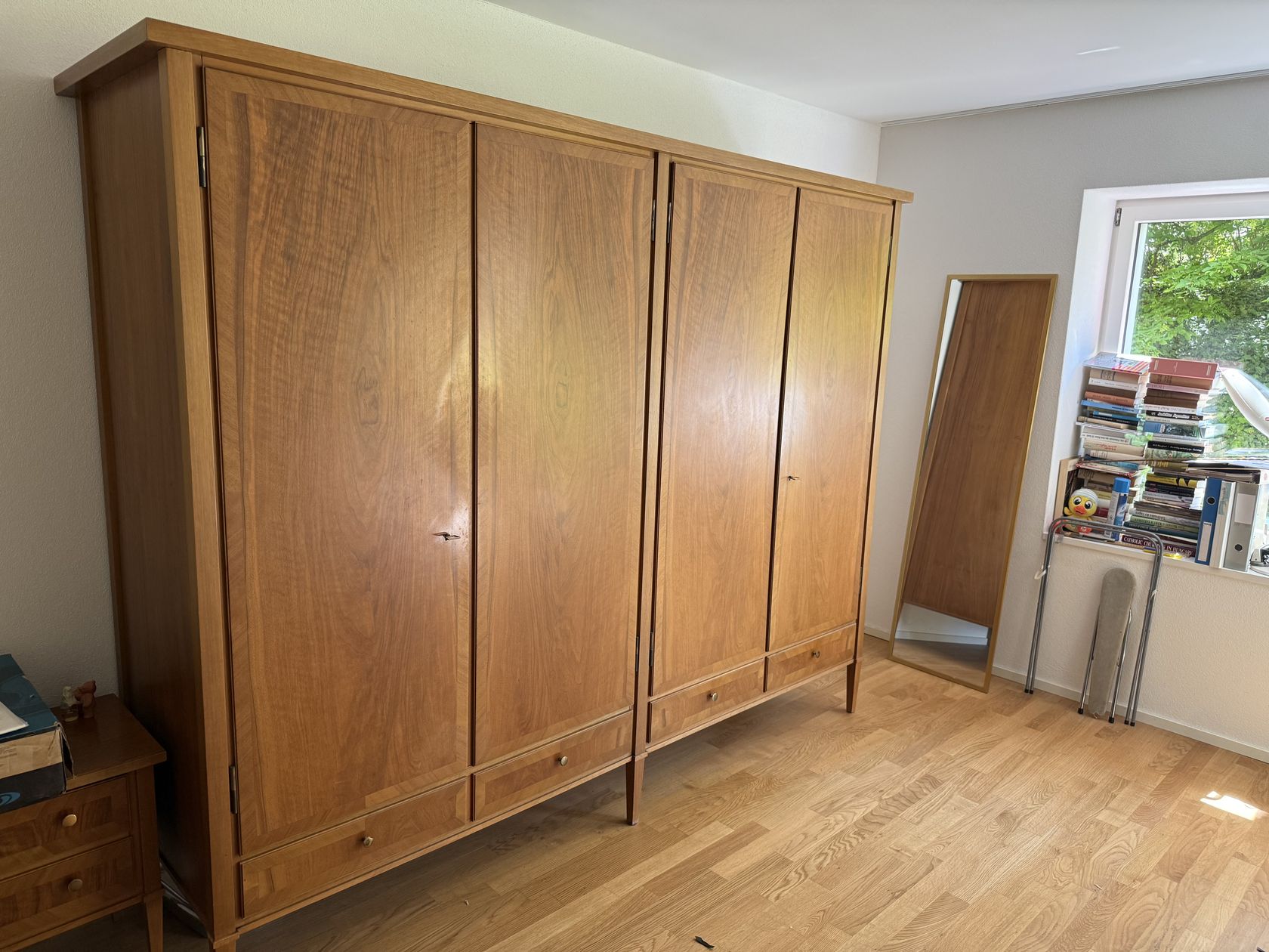 Grosser Kleiderschrank aus Nussbaumholz vor der Räumung