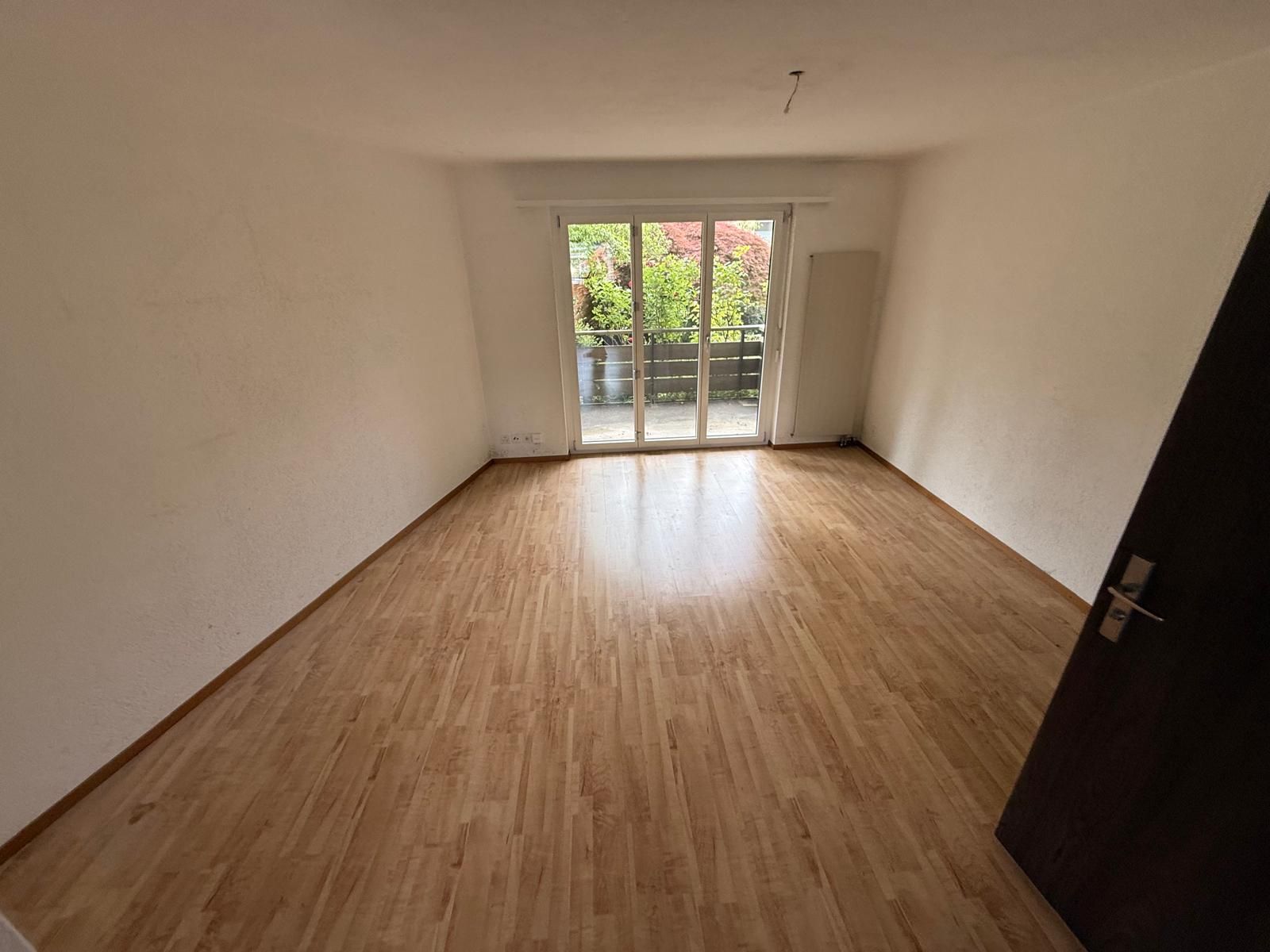 Vollständig geräumtes Zimmer mit Balkonzugang