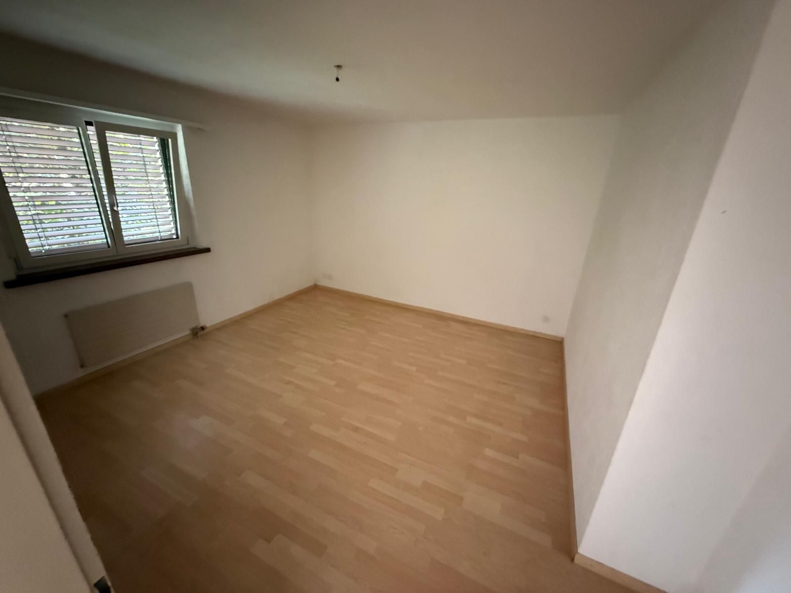 Vollständig geräumtes Zimmer mit Fenster